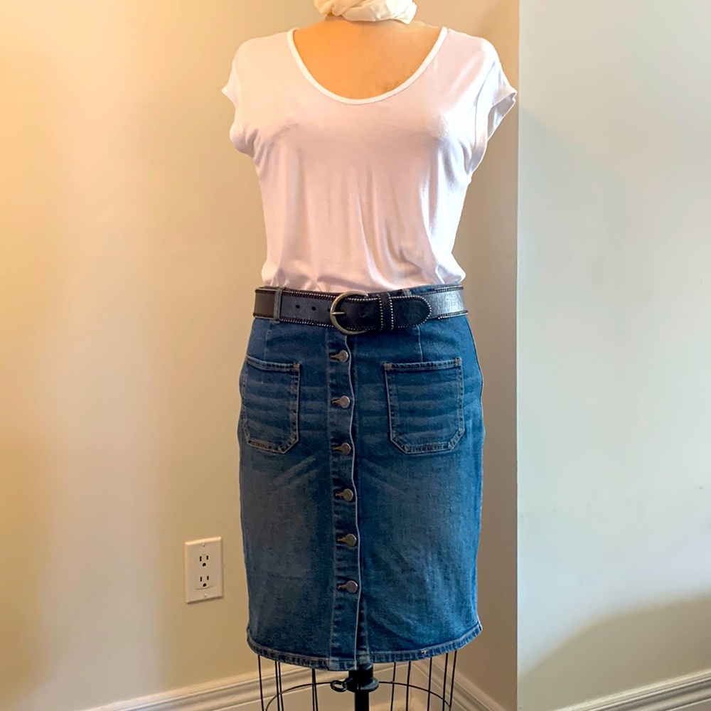 Trove white cap sleeve low cut neckline Tshirt